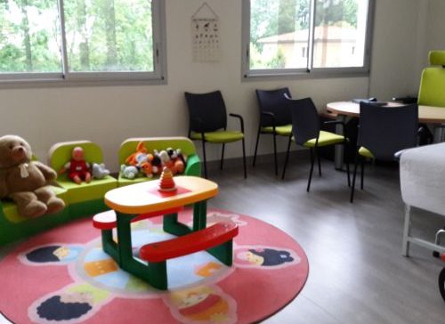 Bureau avec un espace de jeux pour les enfants