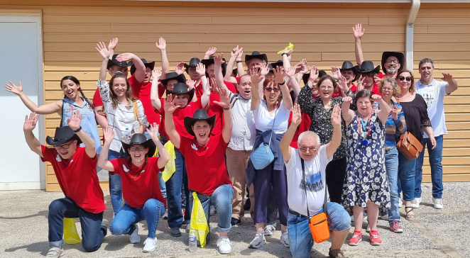 Groupe de personnes Des Cigalons levant les mains