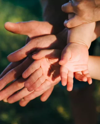 mains qui se joignent entre un adulte et un enfant