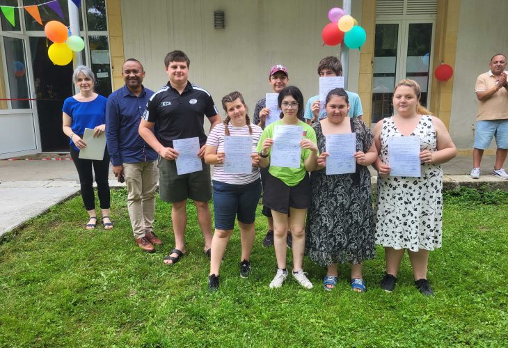 Jeunes de l'IME Fongrave avec leur attestation RAE dans les mains