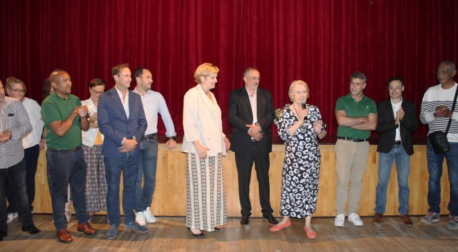 Photo de groupe pour le départ de Mme Bonadona lors du spectacle de l'ALGEEI