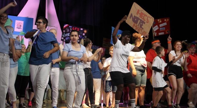 Groupe de personnes tous établissements confondus entrée spectacle de l'ALGEEI 2024