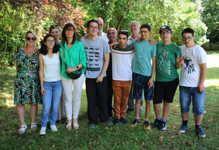 Photo de groupe avec Mme Sophie Borderie à l'IME Les Rives du Lot